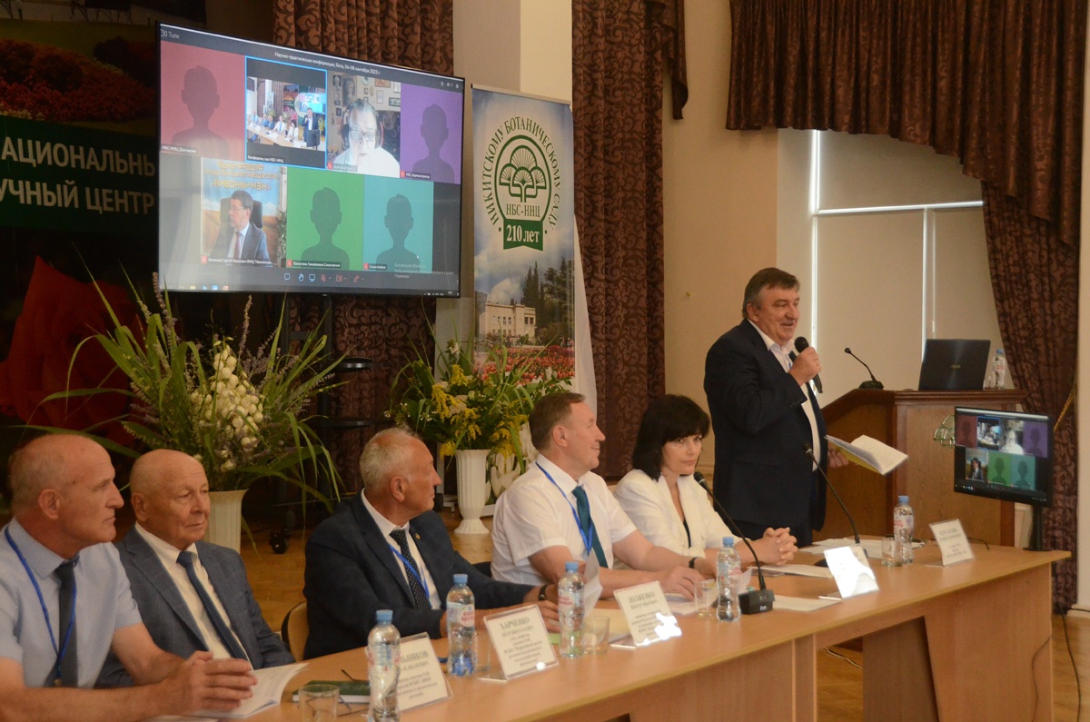 Сотрудники лаборатории фитосанитарного мониторинга агроэкосистем стали участниками научно-практической конференции в Крыму